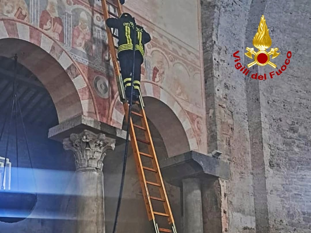 adn24 pisa | fulmine colpisce la basilica di san pietro apostolo a san piero a grado intervengono i vigili del fuoco