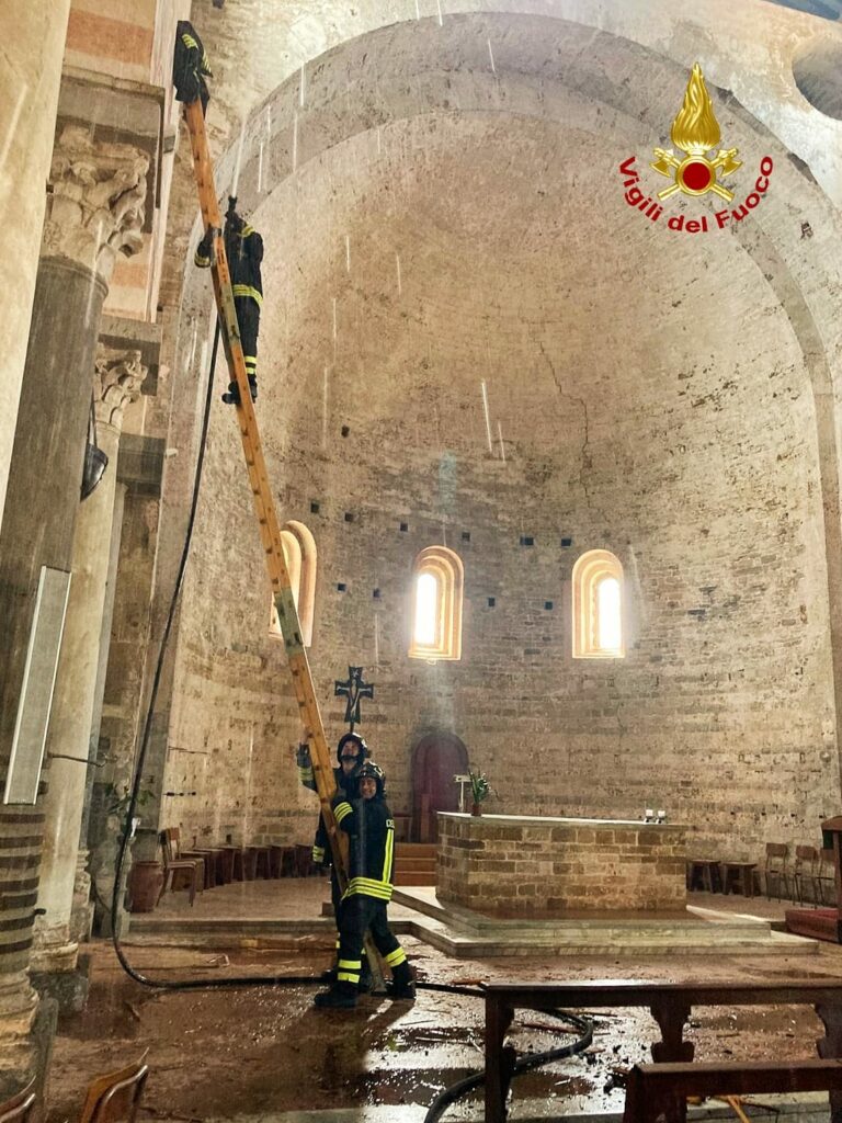 adn24 pisa | fulmine colpisce la basilica di san pietro apostolo a san piero a grado intervengono i vigili del fuoco