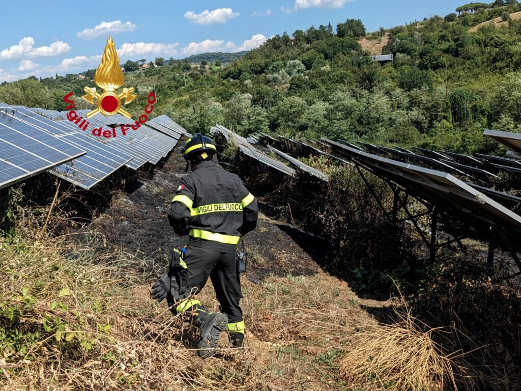 adn24 incendi a pelago e lastra a signa vigili del fuoco e elicotteri in azione per domare le fiamme