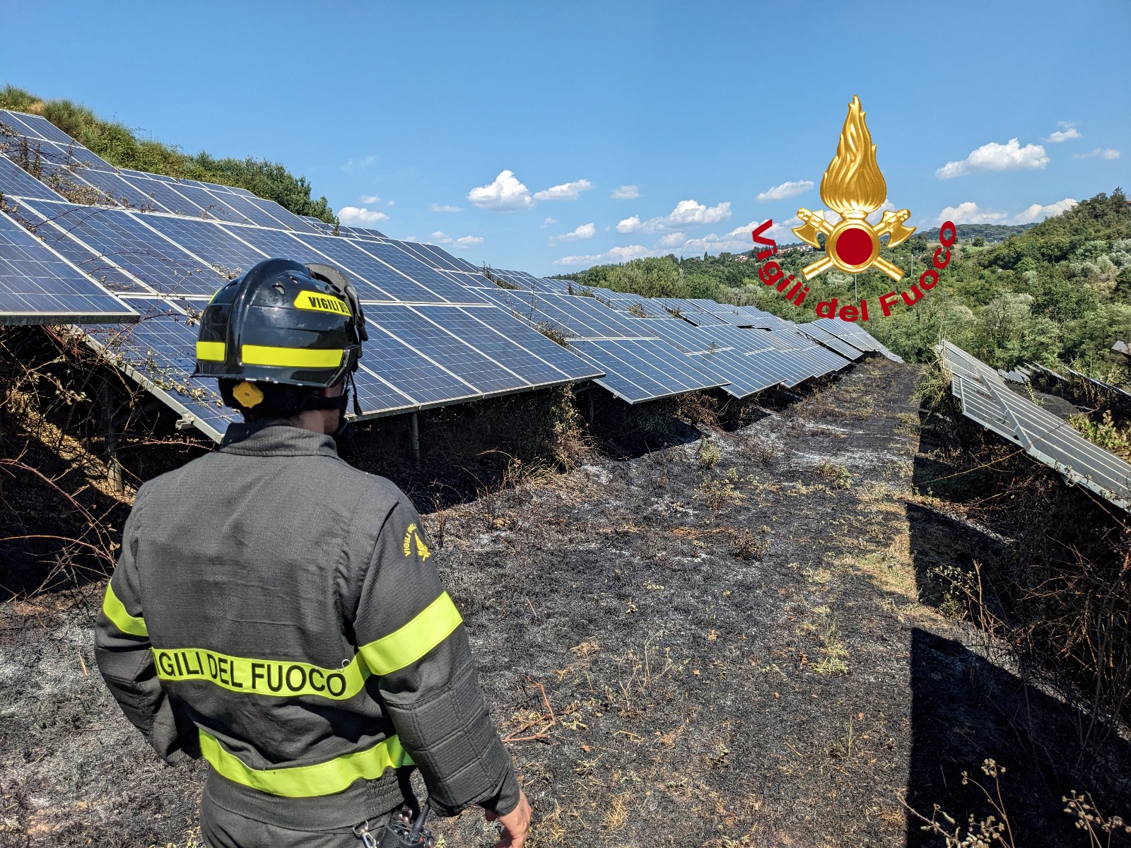 adn24 incendi a pelago e lastra a signa vigili del fuoco e elicotteri in azione per domare le fiamme