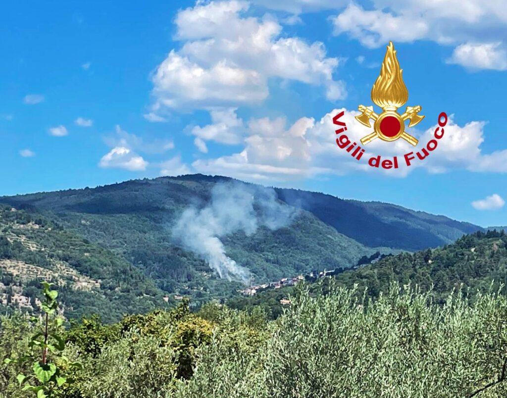 adn24 incendi a pelago e lastra a signa vigili del fuoco e elicotteri in azione per domare le fiamme