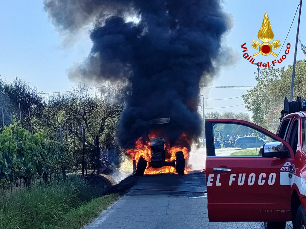 adn24 pisa | incendio di un trattore agricolo a vecchiano intervento dei vigili del fuoco