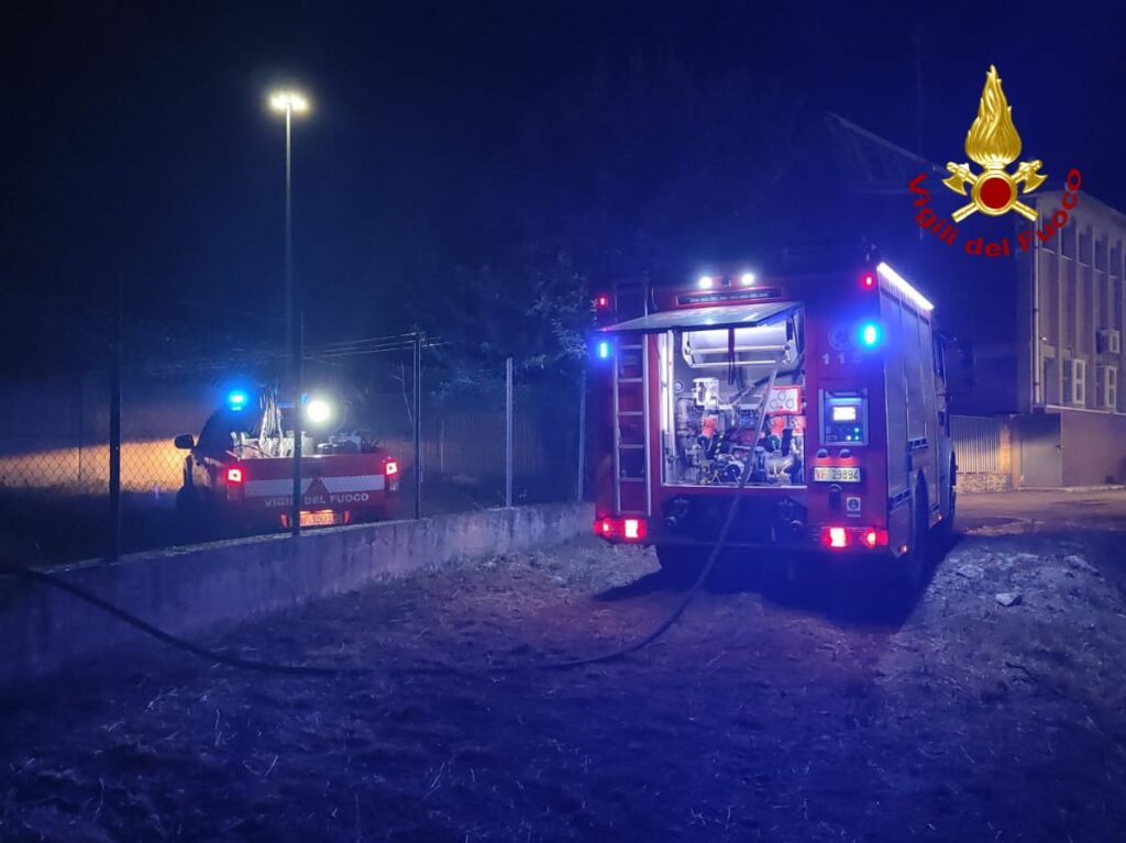 adn24 terni | incendio nel bosco intorno alla centrale elettrica di baschi intervento in corso