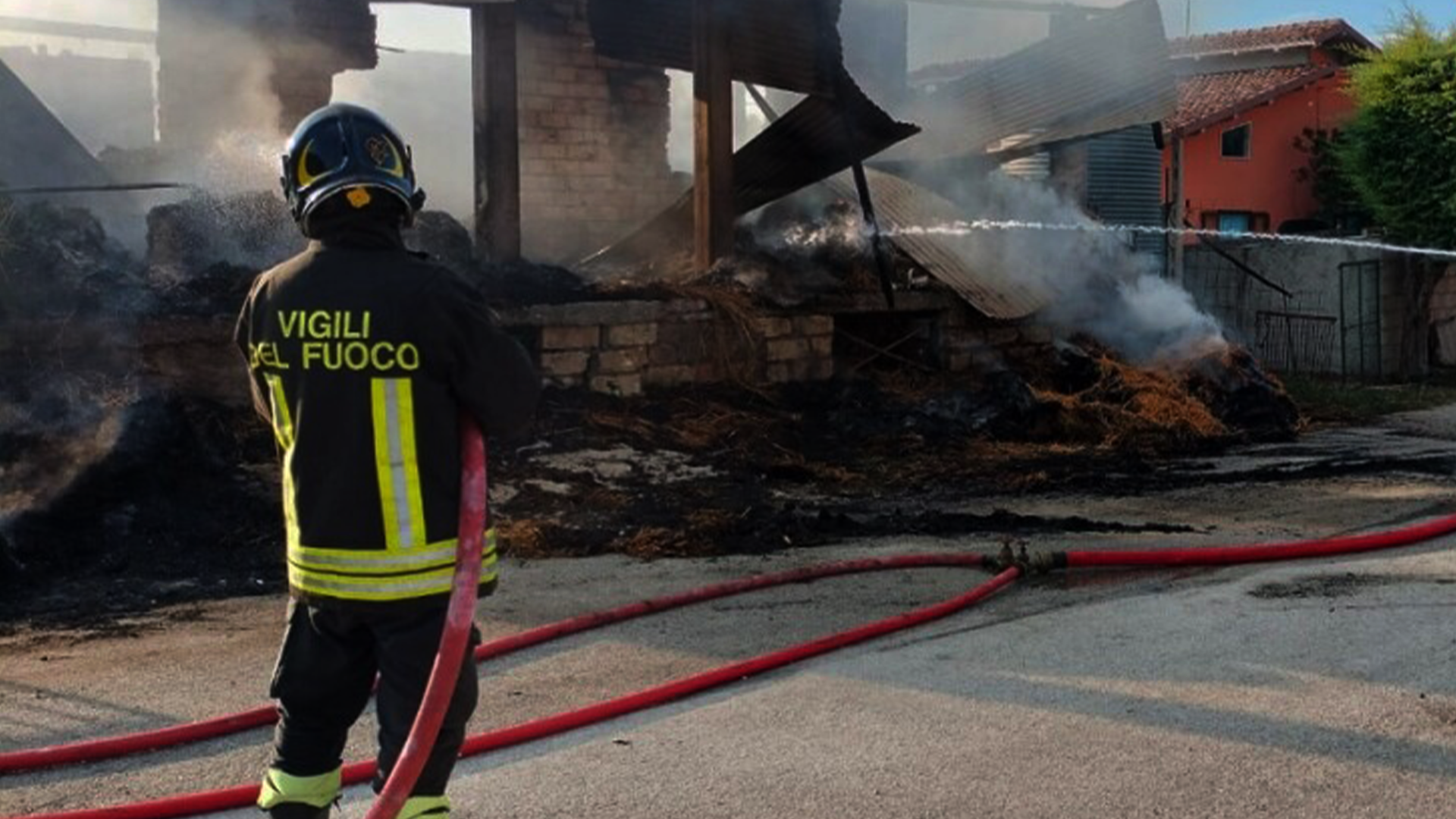 adn24 campobasso | incendio devastante in una struttura agricola