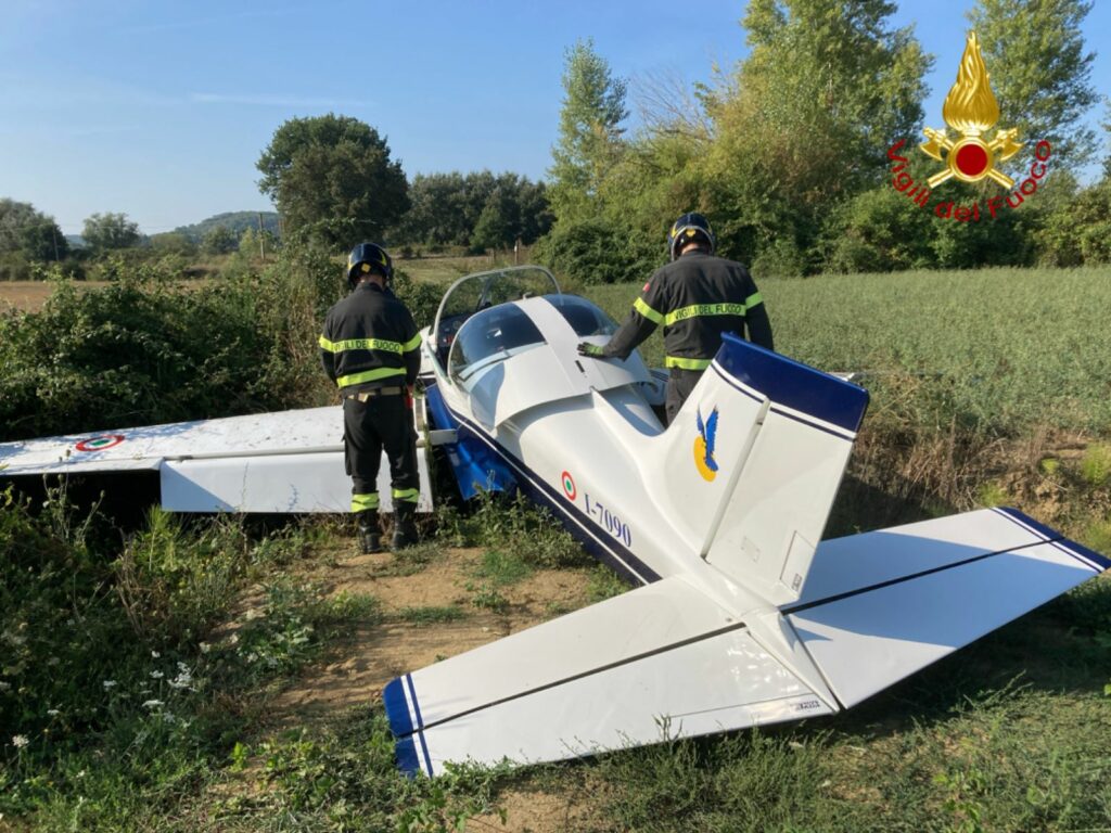 adn24 perugia | incidente aereo allaviosuperficie di montemelino pilota e copilota illesi