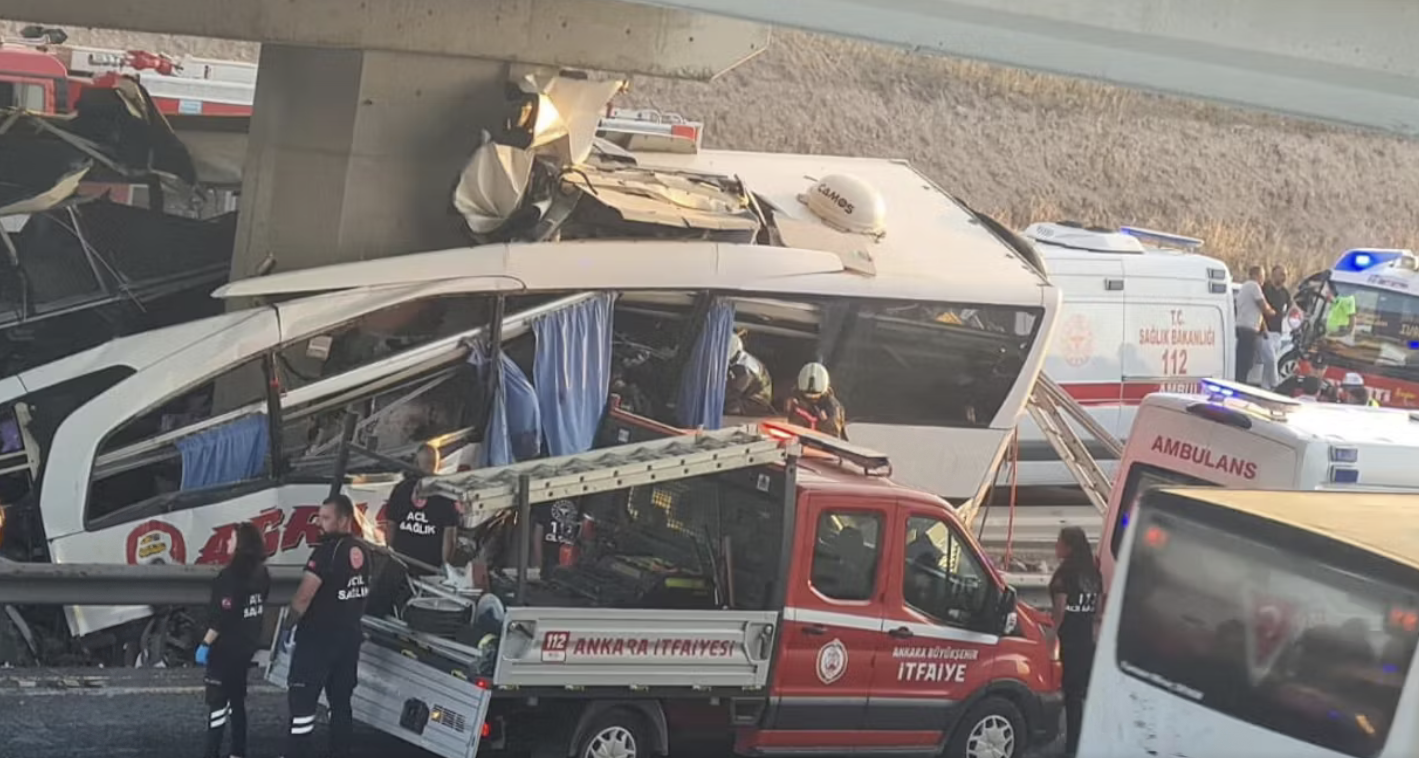 adn24 turchia | tragedia ad ankara autobus si schianta contro pilone di un ponte 9 vittime