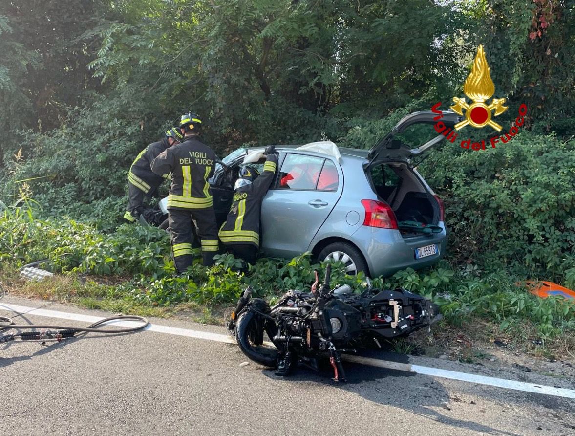 adn24 milano | scontro auto moto a strada cascina olmo motociclista in gravi condizioni ferita anche una coppia