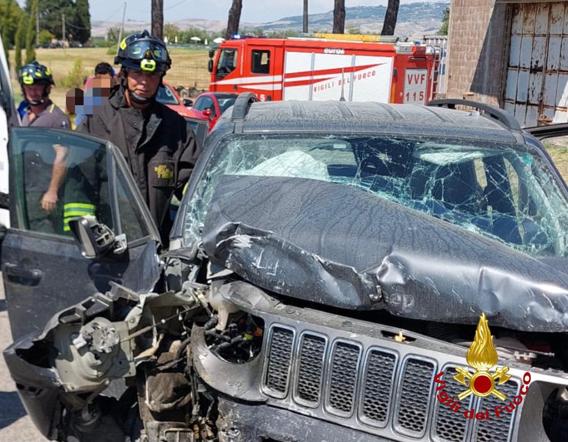 adn24 pisa | incidente stradale a pomarance vigili del fuoco intervengono per estrarre il conducente