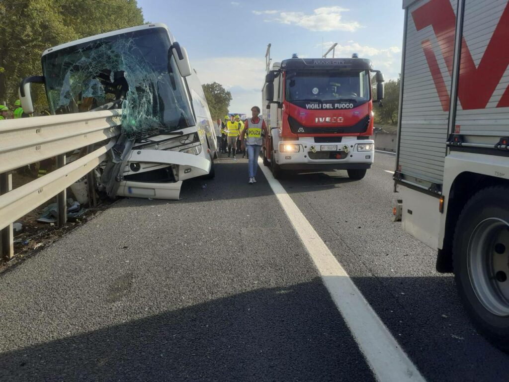 adn24 arezzo | tragico incidente sulla1 un morto e 15 feriti pullman di turisti coinvolto