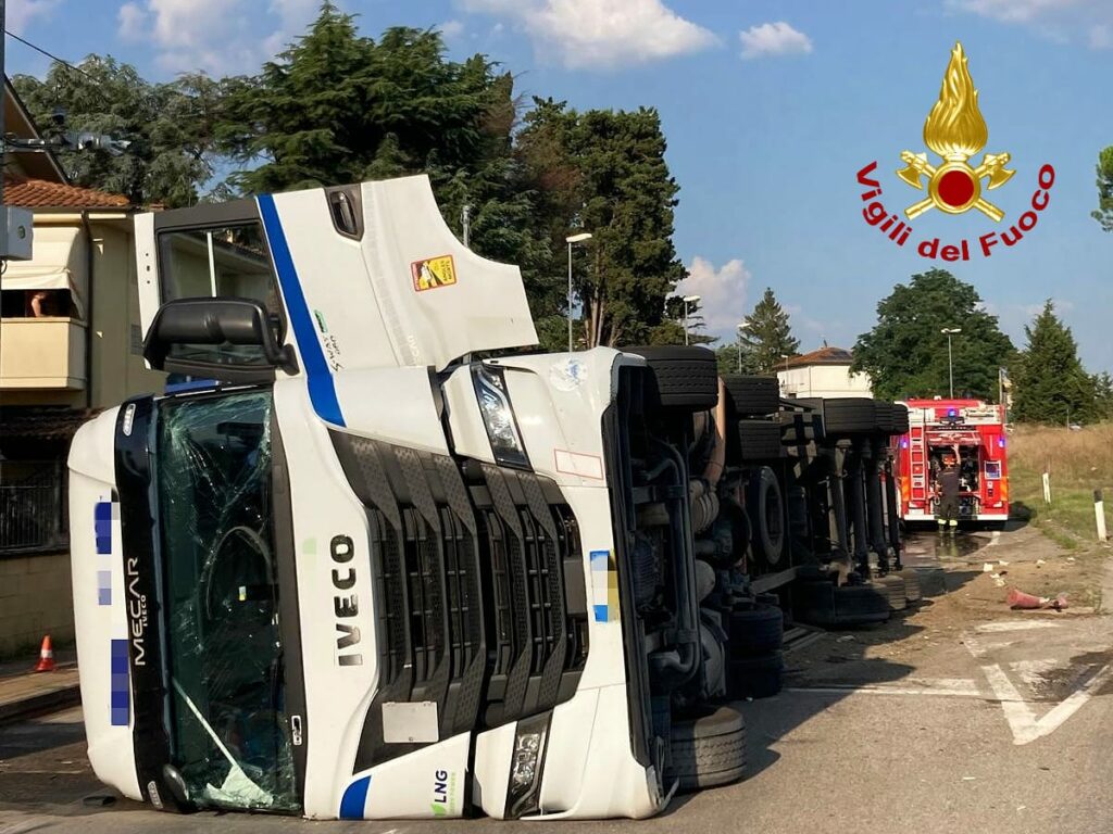 adn24 pisa | incidente stradale sulla ss67 tir si ribalta occupando la carreggiata