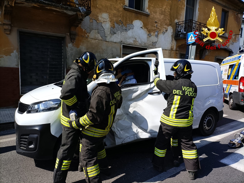 adn24 lucca | incidente stradale a capannori due vetture coinvolte intervento dei vigili del fuoco