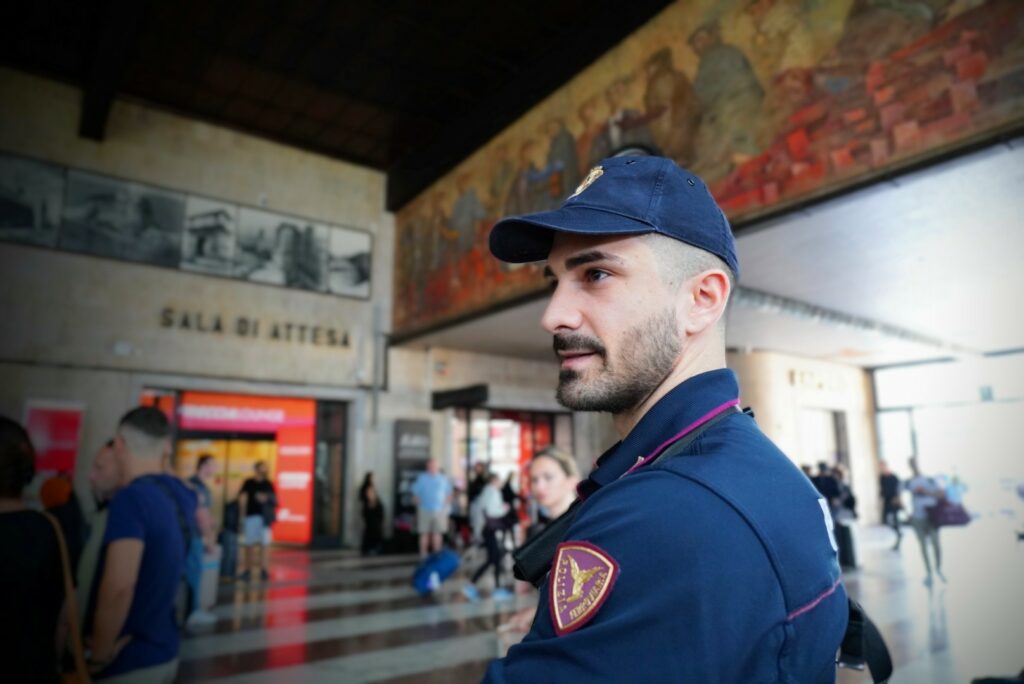 adn24 firenze | avrebbero tentato un borseggio alla fermata della tramvia arrestati 73eene e 48enne