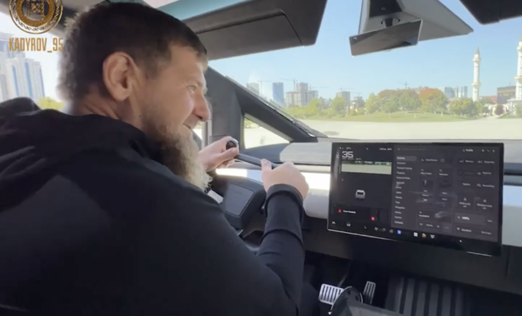 adn24 il cybertruck di tesla trasformato in veicolo militare kadyrov mostra il suo nuovo giocattolo