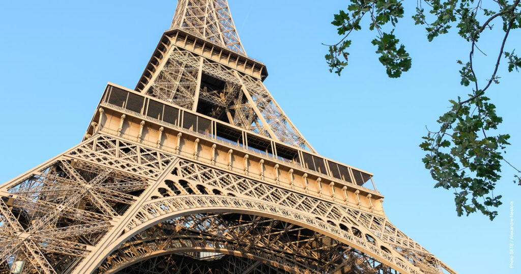 adn24 evacuazione alla torre eiffel uomo scala il monumento e viene arrestato