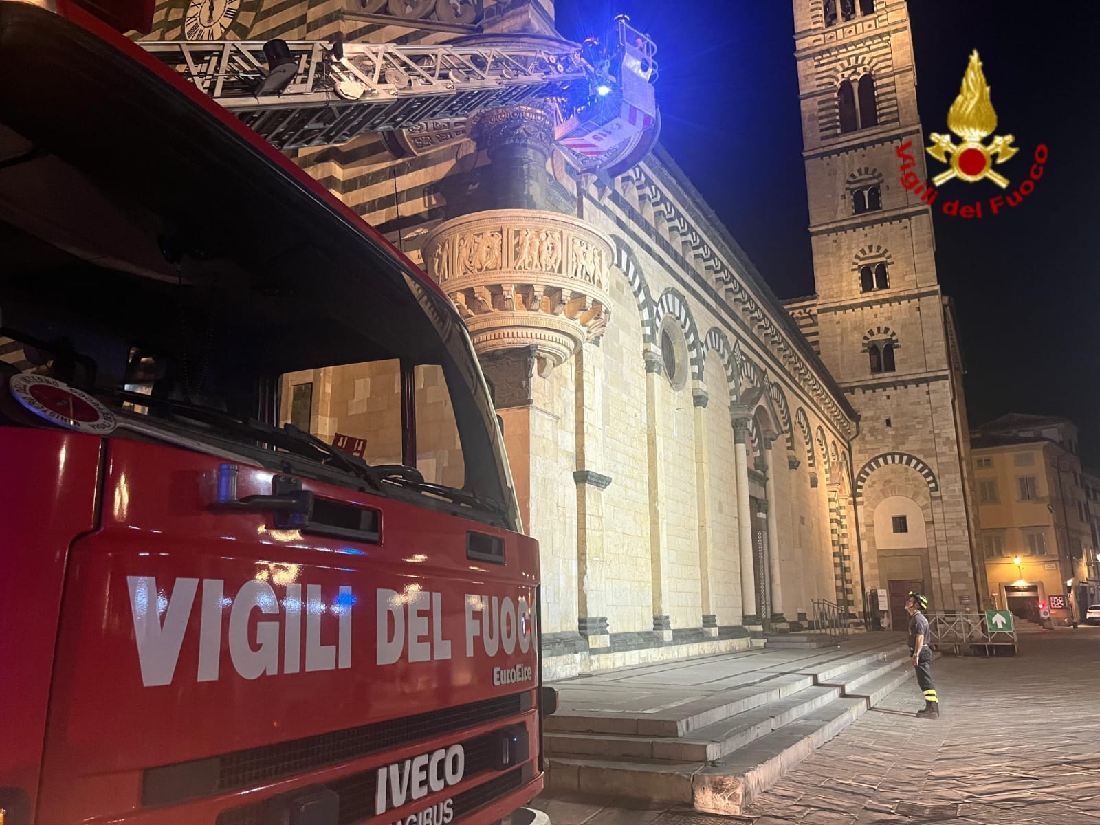 adn24 prato | distacco di una formella dal pulpito di donatello intervengono i vigili del fuoco