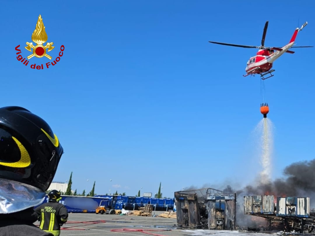 adn24 livorno | incendio a collesalvetti interventi ancora in corso