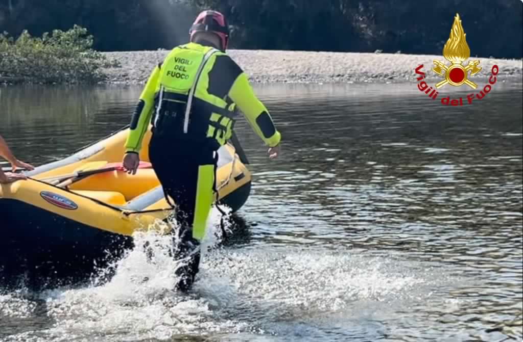 adn24 lucca | tragedia sul fiume serchio giovane di 29 anni si immerge e annega salma recuperata dai vigili del fuoco