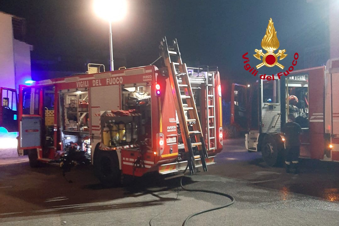 adn24 firenze | incendio in appartamento a campi bisenzio tre persone tratte salvo