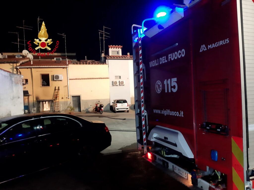 adn24 firenze | incendio in appartamento a campi bisenzio tre persone tratte salvo