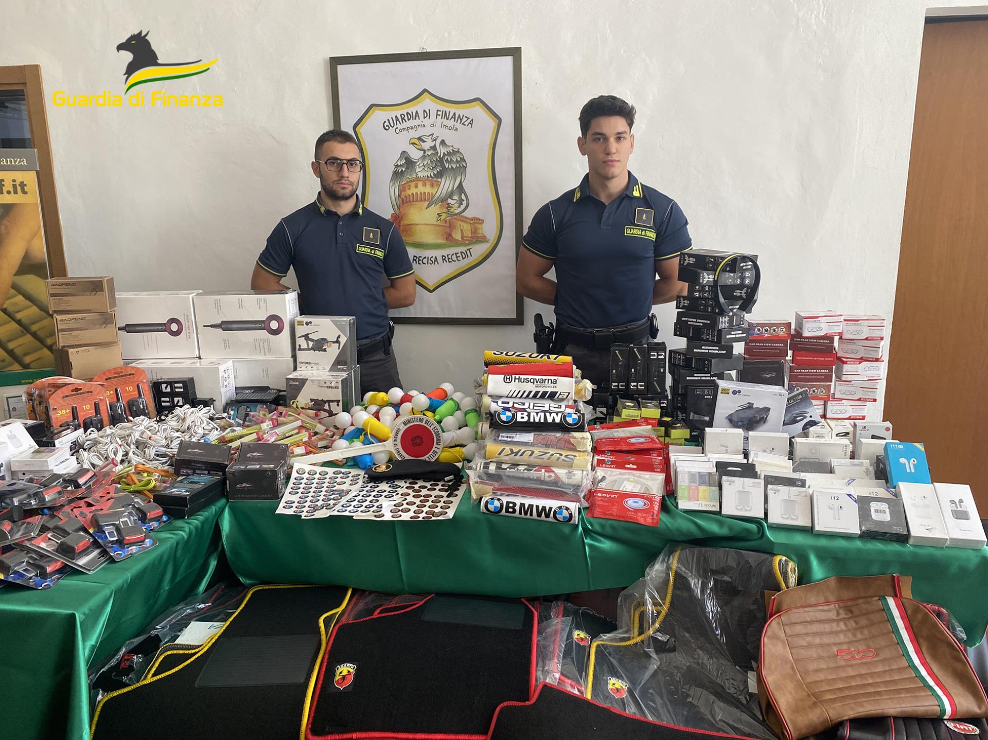 adn24 imola | sequestrati 1000 articoli contraffatti alla mostra scambio di auto e moto depoca