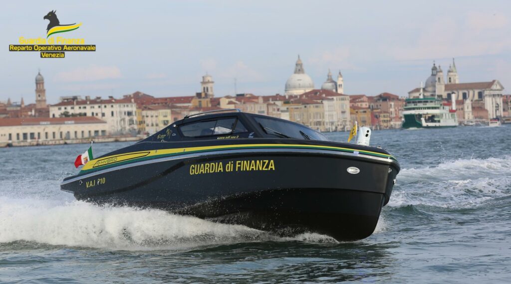 adn24 venezia | blitz della guardia di finanza sequestrati 2700 kg di vongole