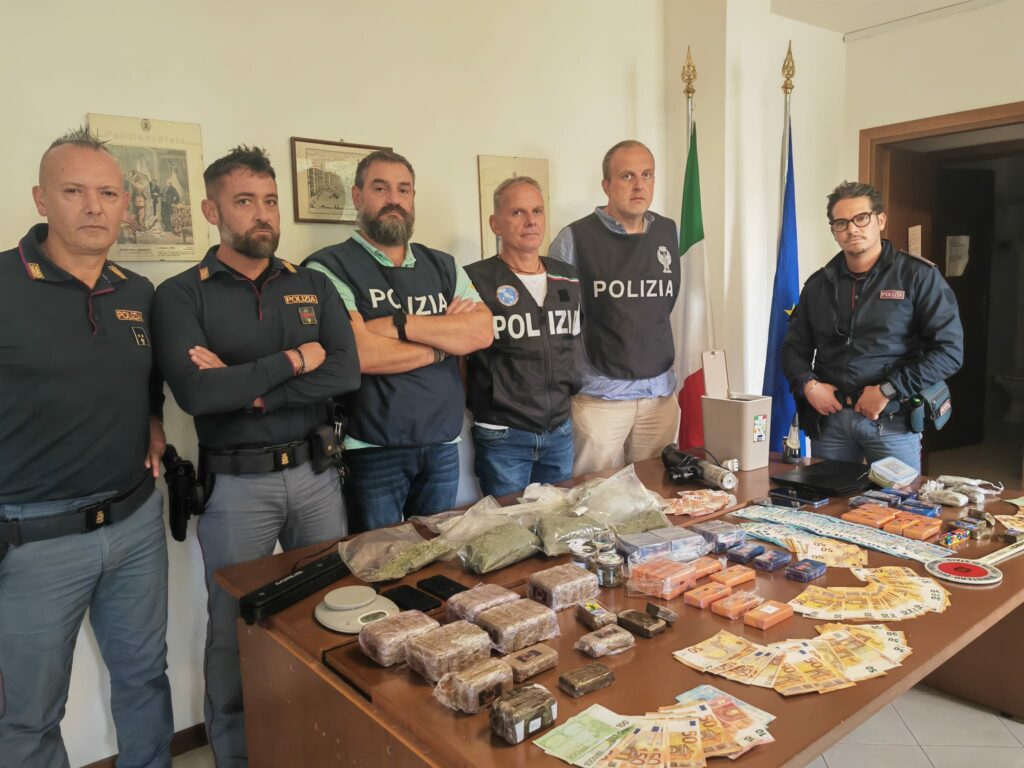 adn24 siena | arrestati due giovani per spaccio di droga sequestrati quasi 10 kg di stupefacenti