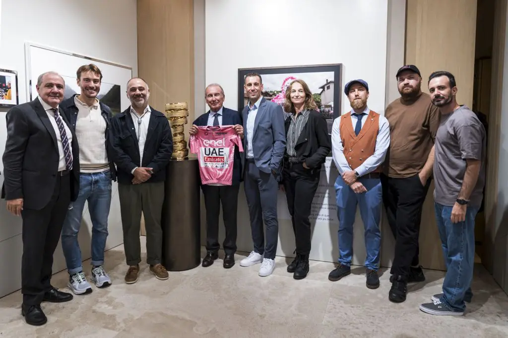 adn24 il sabato rosa del villaggio a milano una mostra sul giro ditalia