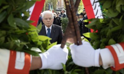 adn24 anniversario della difesa di roma mattarella depone corone dalloro