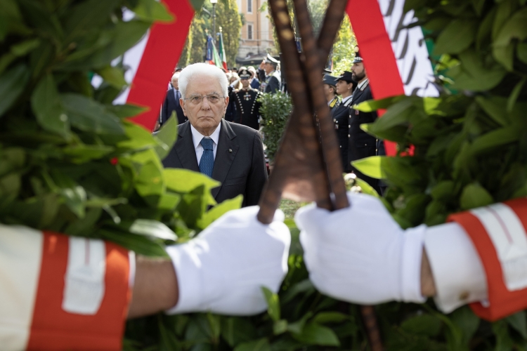 adn24 anniversario della difesa di roma mattarella depone corone dalloro