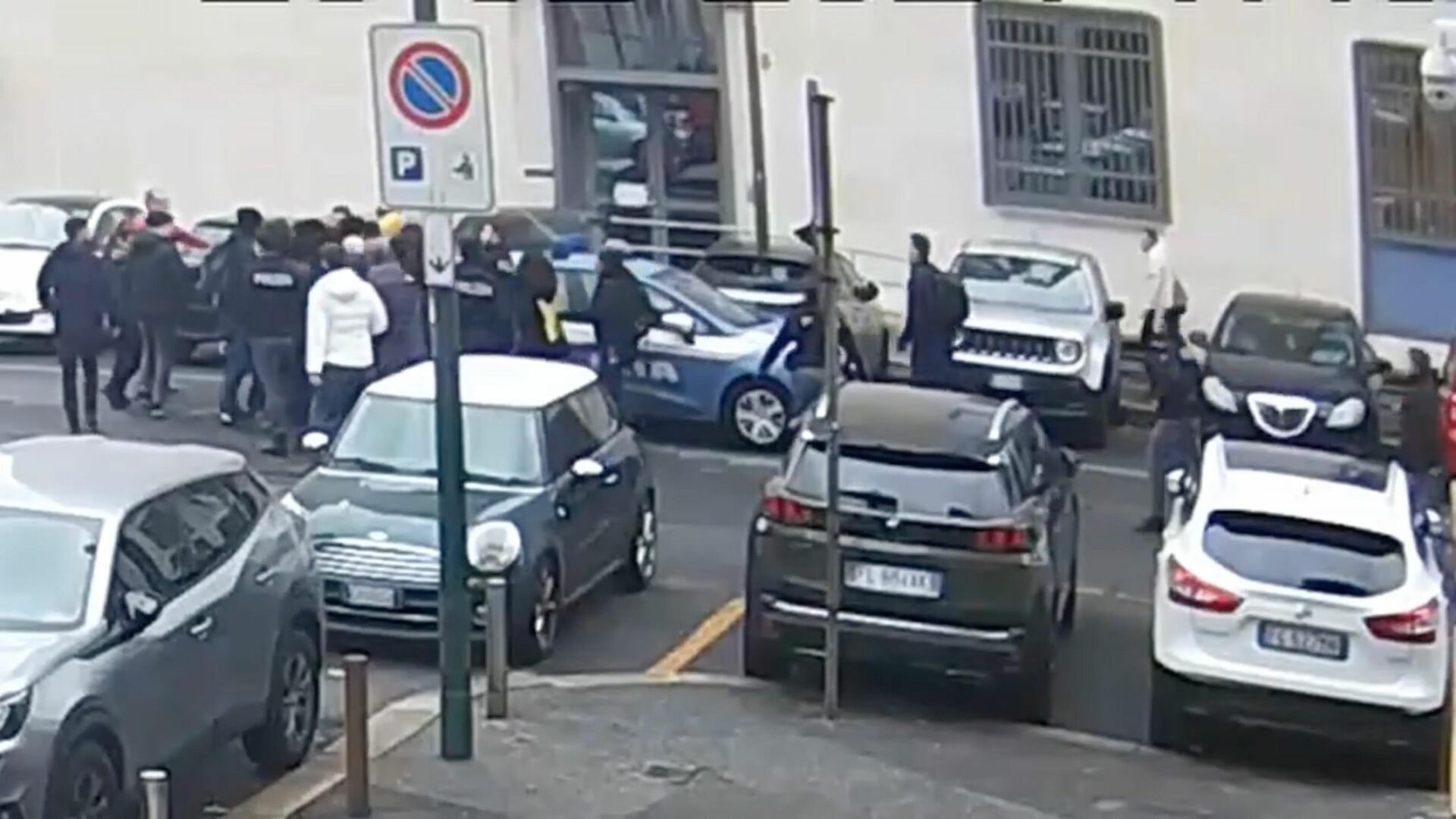 adn24 agenti aggrediti a torino misure cautelari per 12 militanti anarchici