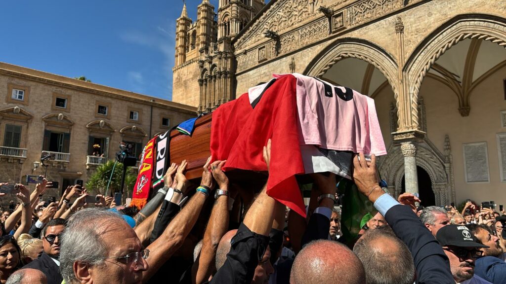 adn24 amici e tifosi in cattedrale per lultimo saluto a schillaci