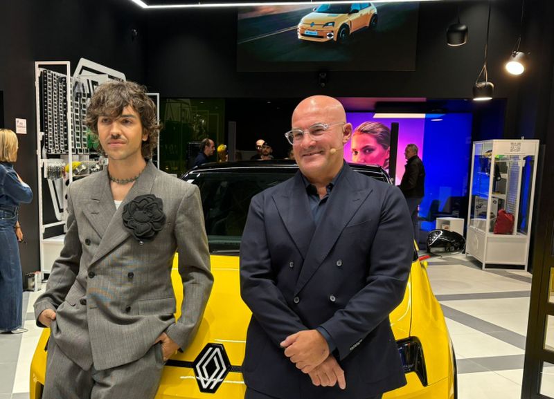 adn24 renault apre nuovo flagship store a milano brera