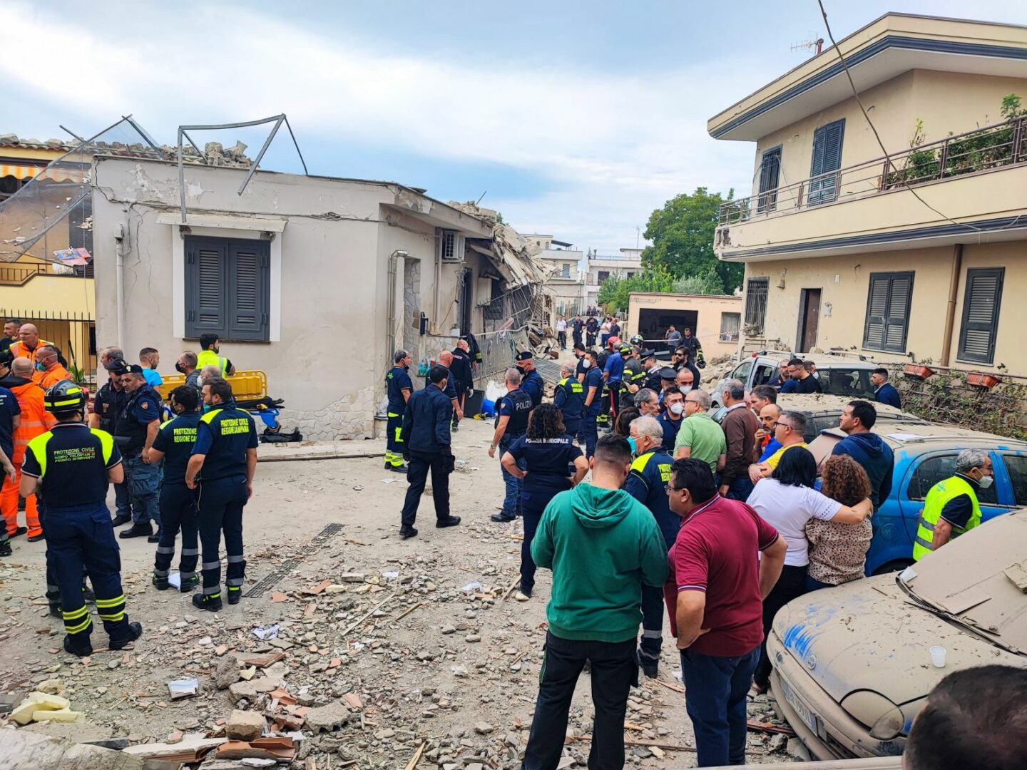 adn24 crolla palazzina nel napoletano 4 morti tra cui due bimbi due i superstiti