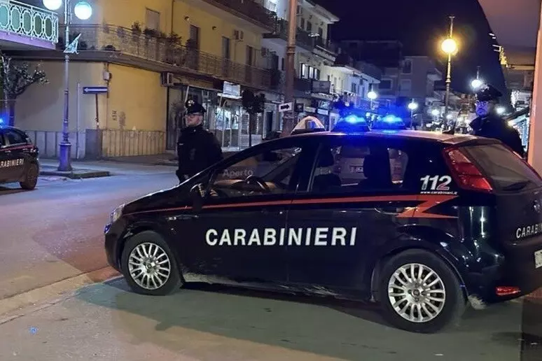 adn24 napoli | genitori si alternano nel dormire per paura di una nuova esplosione di violenza del figlio