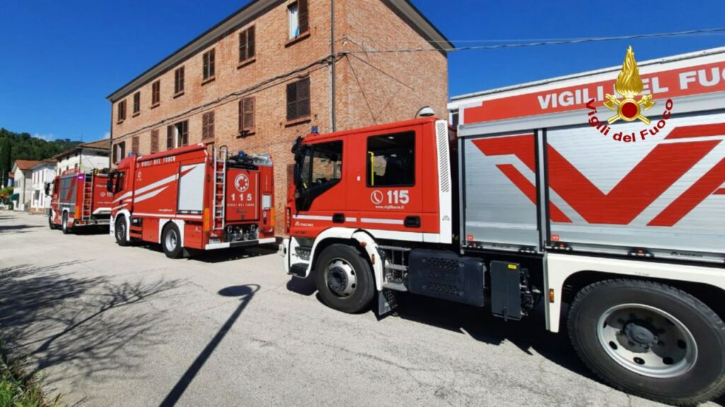 adn24 tavullia pu | incendio in un appartamento