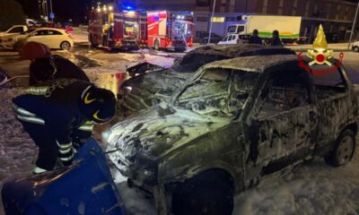 adn24 pollenza mc | incendio nella notte fiamme distruggono due auto