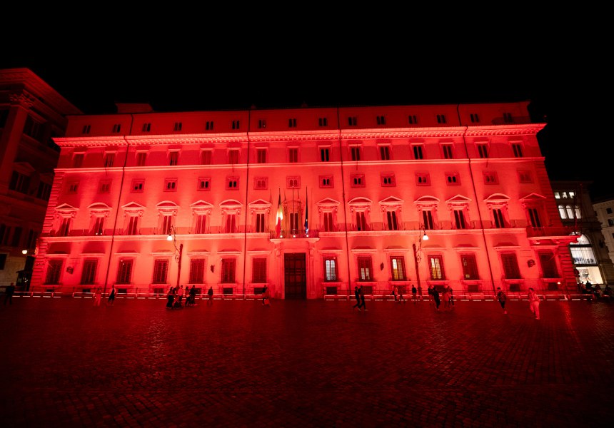 adn24 palazzo chigi si colora di rosso per la giornata mondiale del cuore