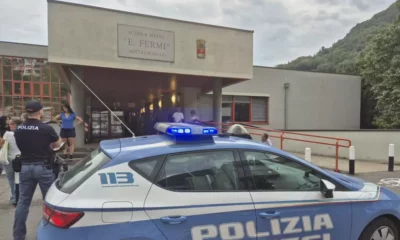 adn24 bolzano | polizia davanti le scuole per prevenzione