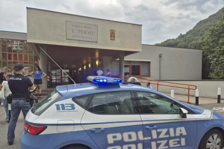 adn24 bolzano | polizia davanti le scuole per prevenzione