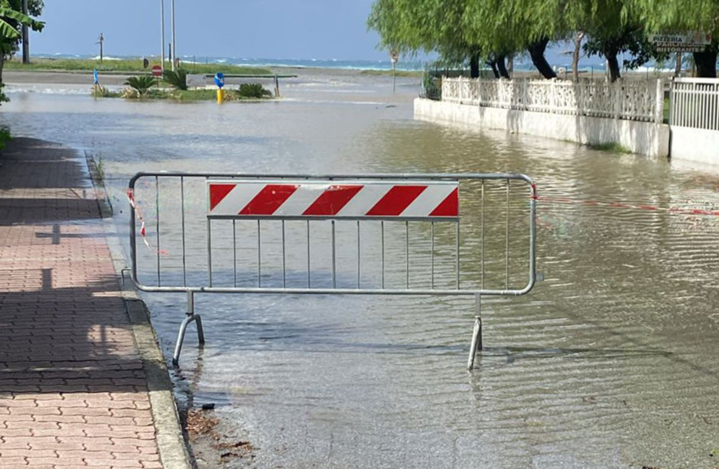 adn24 nocera torinese cz | maltempo colpisce la costa tirrenica allagamenti e mareggiate