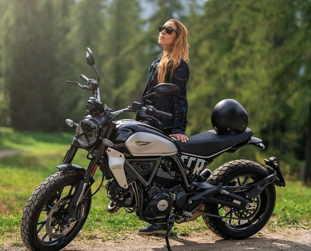 adn24 sofia goggia dalla pista alla strada con la ducati scrambler