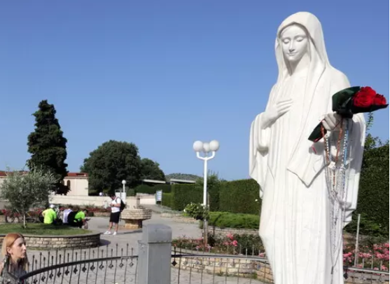 adn24 il vaticano riconosce il culto di medjugorje ma chiarisce il ruolo dei veggenti