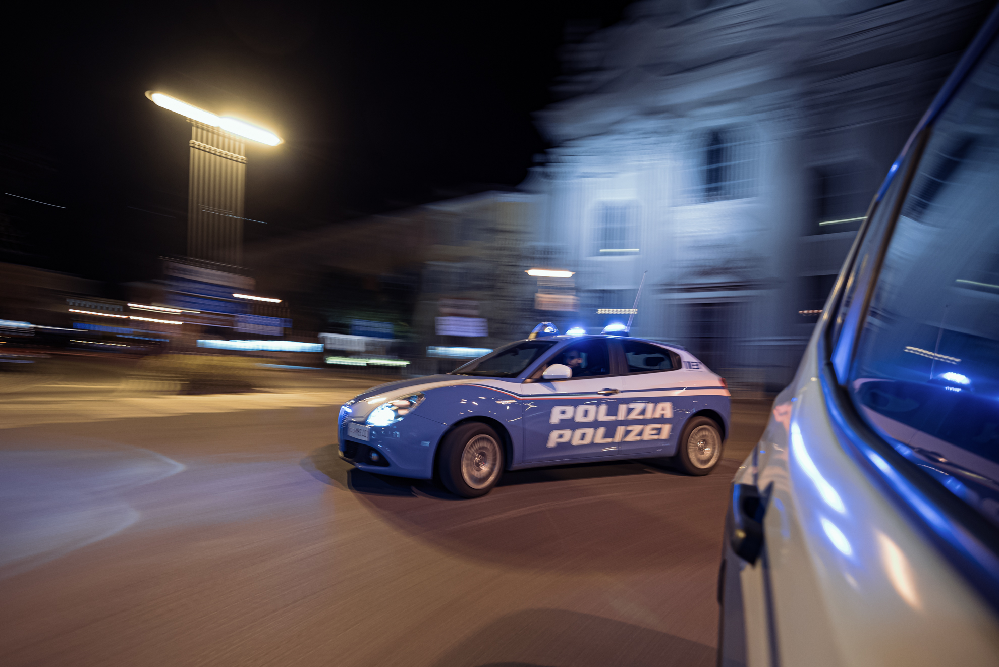 adn24 bolzano | lite per un parcheggio intervento della polizia in via napoli