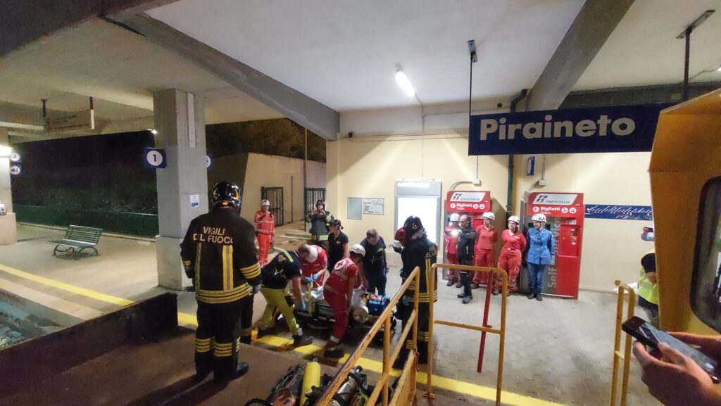 adn24 palermo | linea ferroviaria con laeroporto esercitazione della protezione civile nella galleria orsa