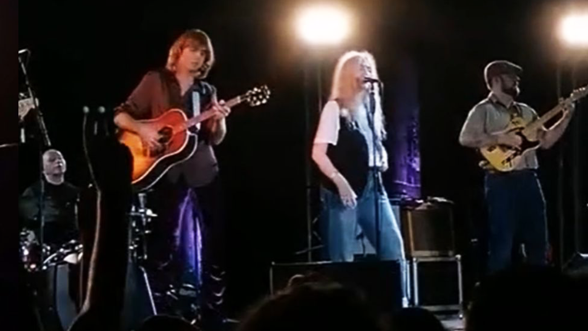 adn24 thomas raggi dei måneskin e patti smith assieme sul palco