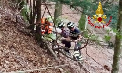 adn24 gubbio | escursioniste francesi scivolate in un dirupo sul monte cucco intervengono i vigili del fuoco