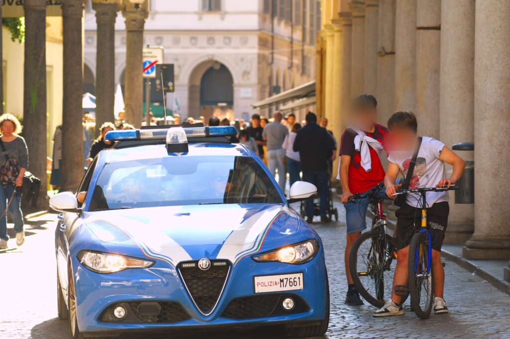 adn24 novara | la polizia di stato arresta due persone per rapina in centro