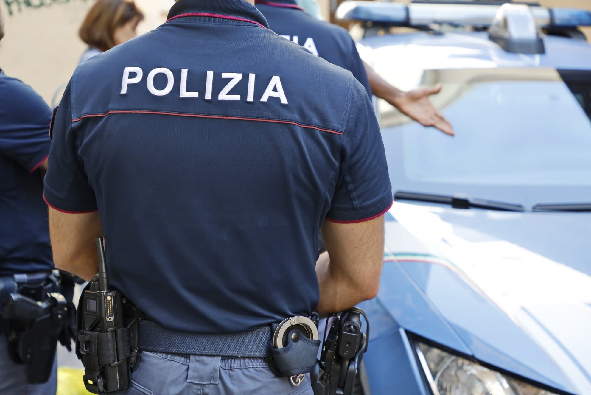 adn24 bolzano | polizia intensifica i controlli presso le scuole per garantire la sicurezza con linizio del nuovo anno