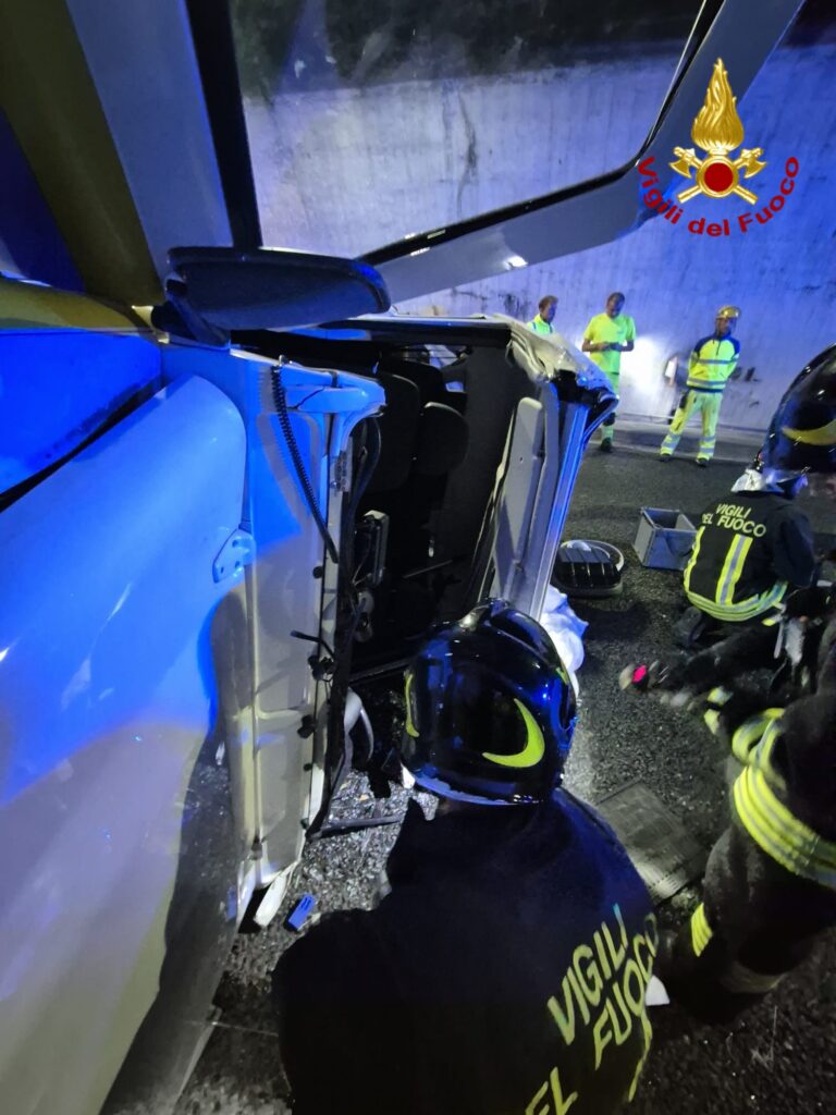 adn24 incidente sullautostrada a10 jeep si ribalta in galleria autostrada temporaneamente chiusa