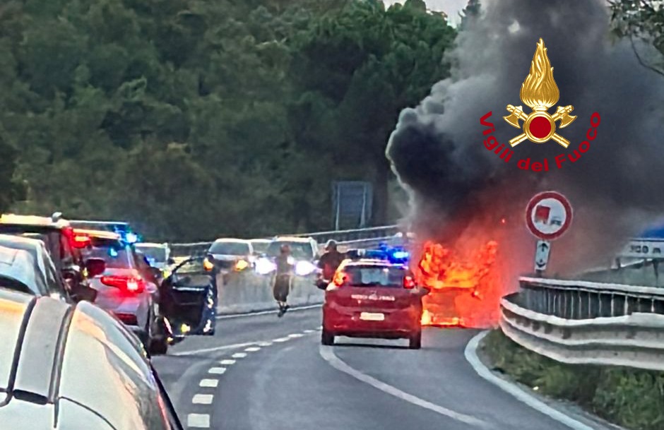 adn24 firenze | incendio auto sulla sgc fipili intervento dei vigili del fuoco e traffico bloccato